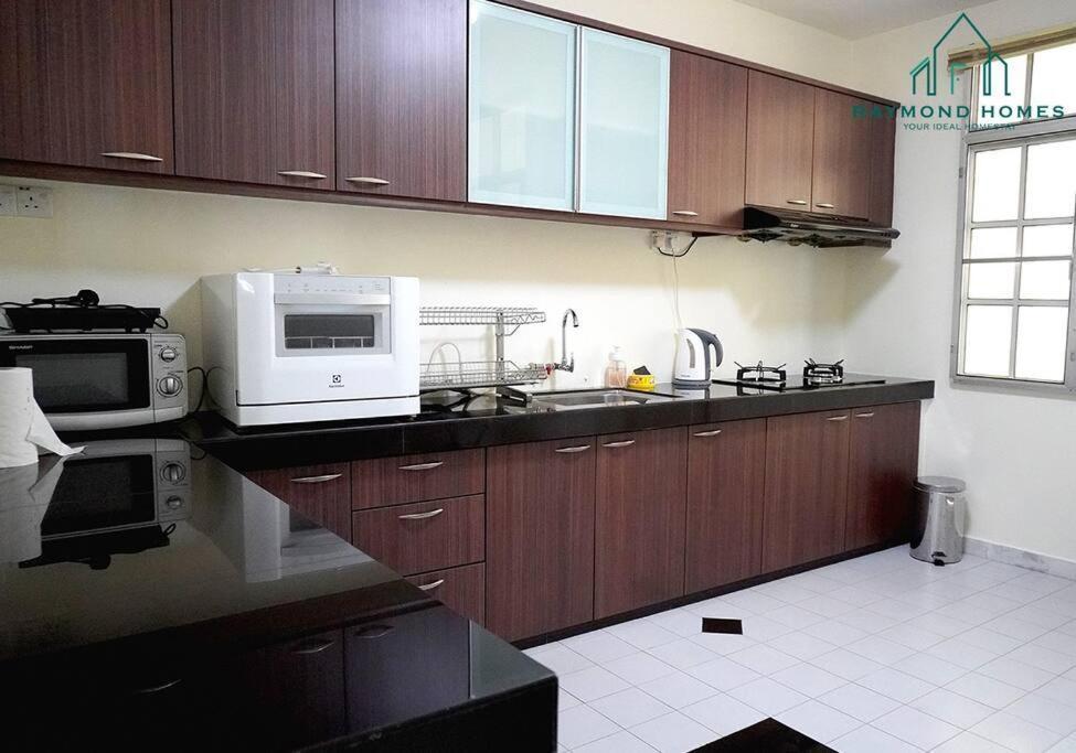99 Kelawei Apartment Джордж Таун Екстериор снимка