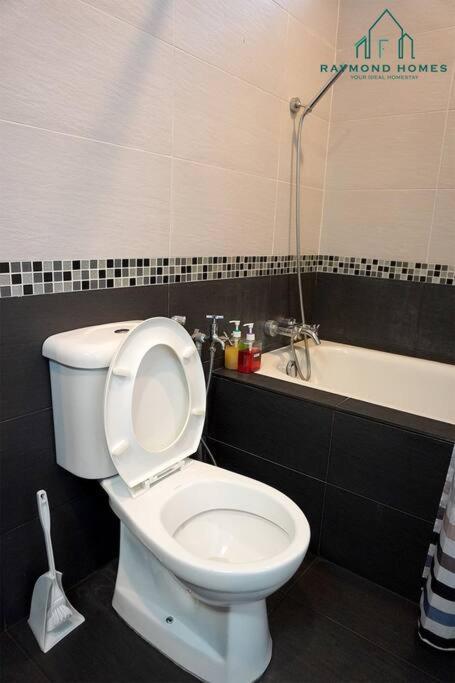99 Kelawei Apartment Джордж Таун Екстериор снимка